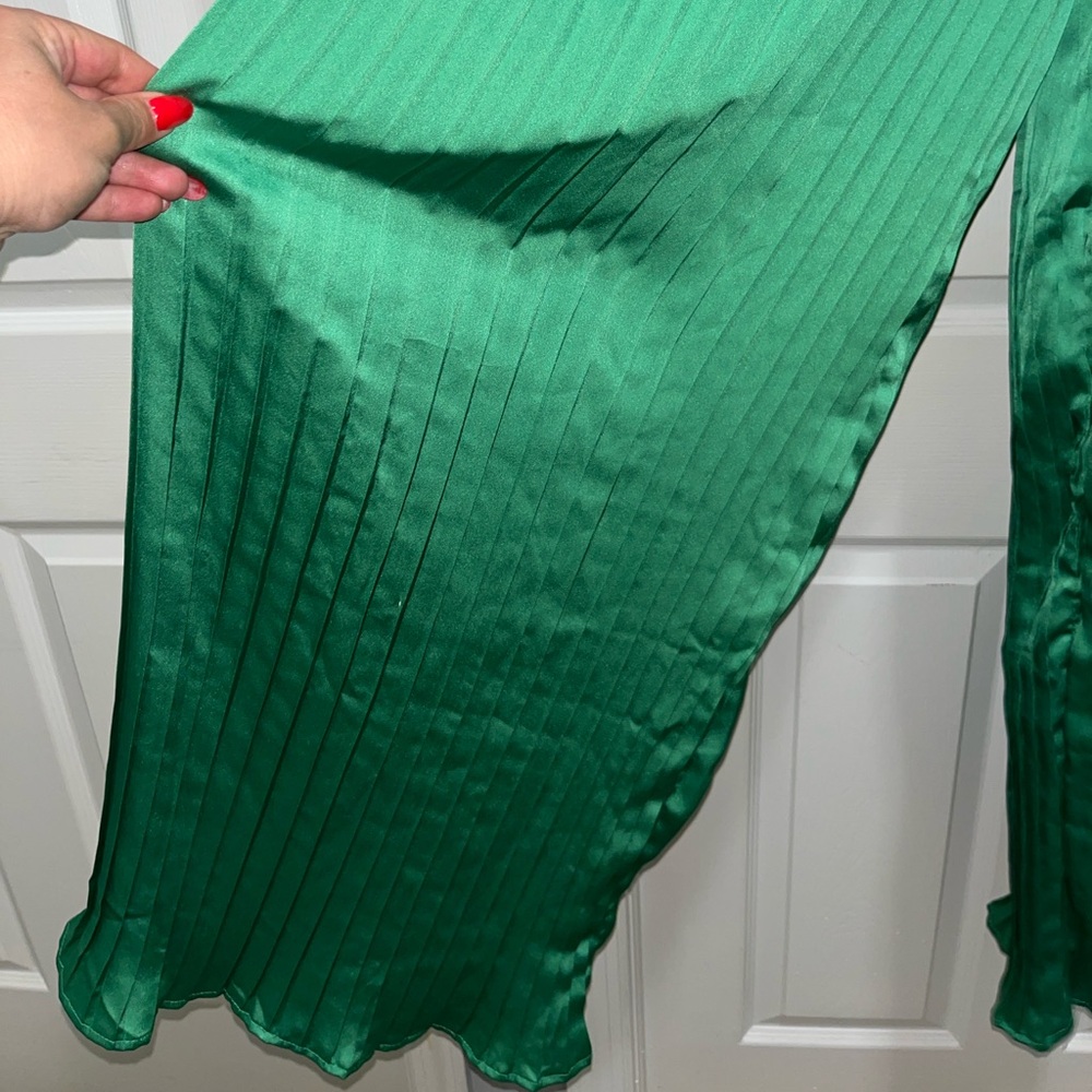 Boohoo dressy emerald green satin pleated jumpsuit - Picture 2 of 5